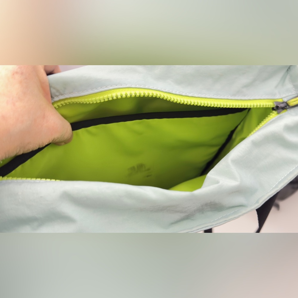 Timbuk2 Two-Tone Tote/Backpack two way carry option - Picture 5 of 6